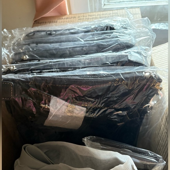 NEW- G logo Crossbody- Matching wallet
Black- Silver Hardware
Stylish &practical - Picture 6 of 9